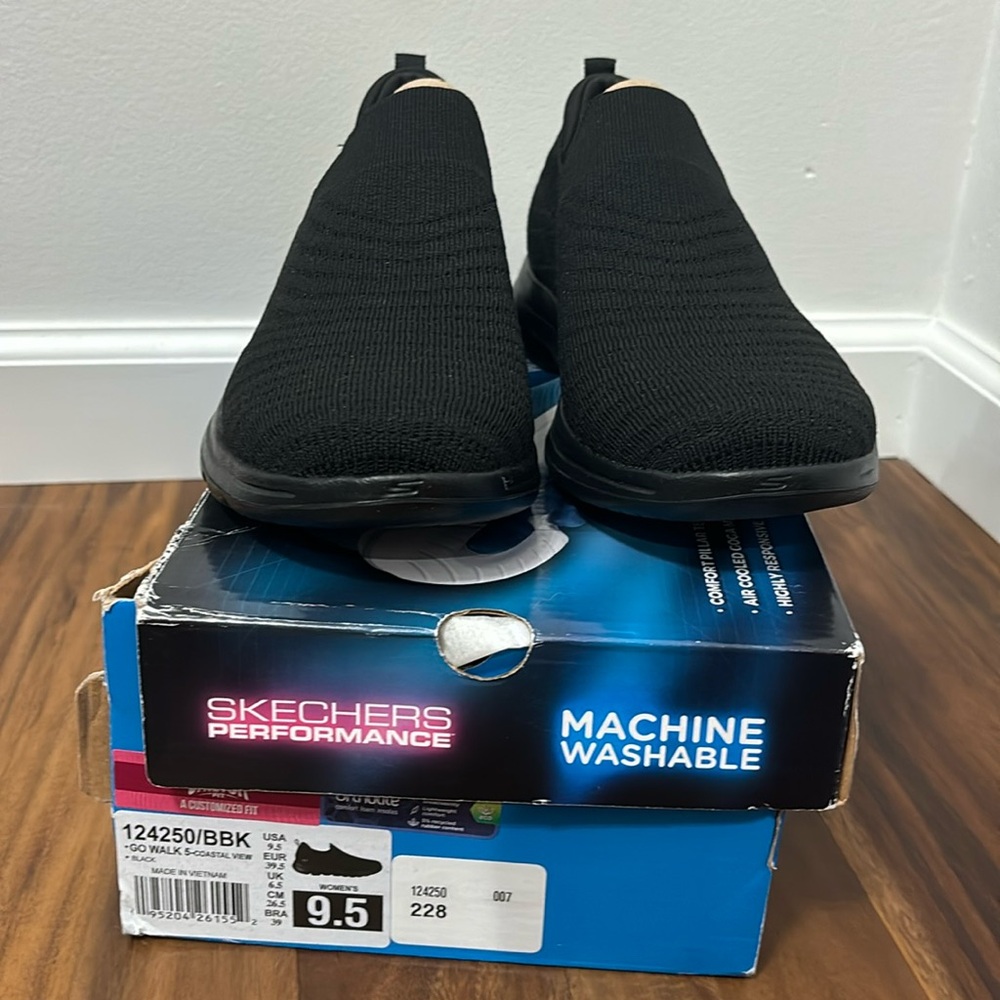 BRAND NEW - Sketchers Go Walk Performance